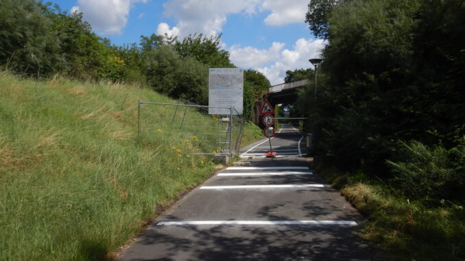 Teilweise verrückte Bauzäune, Bautafel und Verkehrszeichen