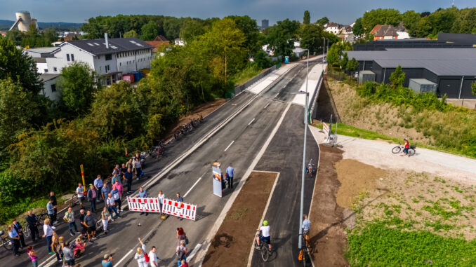 Drohnenbild der Brücke, im Vordergrund sieht man die Absperrung, Fahrräder und Personen