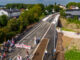 Drohnenbild der Brücke, im Vordergrund sieht man die Absperrung, Fahrräder und Personen